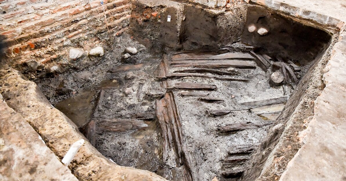 Wykop archeologiczny. W centrum drewniane elementy wału obronnego. 