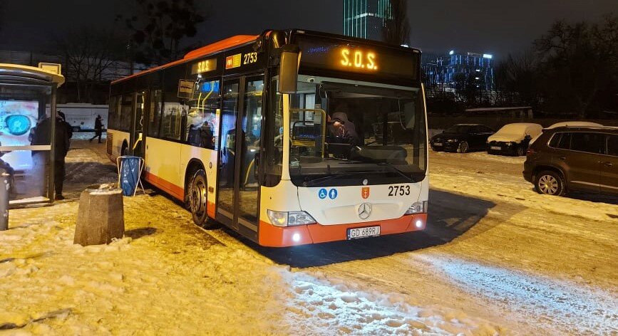 Zdjęcie autobusu sos na przystanku