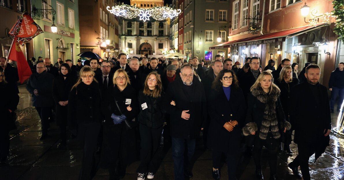 rodzina prez. Adamowicza z Aleksandrą Dulkiewicz w drodze do Bazyliki, fot. Dominik Paszliński