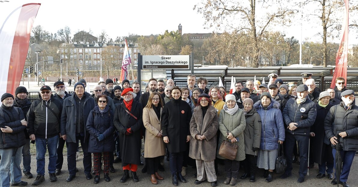 Zdjęcie zbiorowe uczestników uroczystości. 