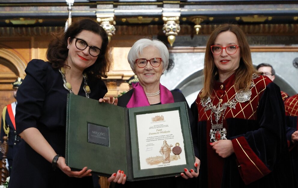 Danuta Wałęsa trzyma dyplom Honorowej Obywatelki Miasta Gdańska. Obok niej z lewej Aleksandra Dulkiewicz, z prawej Agnieszka Owczarczak.
Fot. Grzegorz Mehring