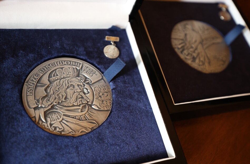 Medale, wykonane w srebrze, przyznawane są od 1996 roku  Fot  Grzegorz Mehring