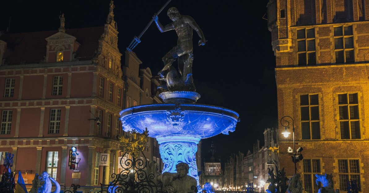 Neptun na niebiesko w Dzień Walki z Depresją, fot  Dominik Paszliński