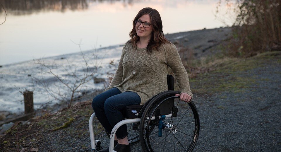 Symboliczna fot  kobiety na wózku inwalidzkim - Pixabay
