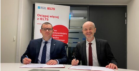 Zdjęcie -  Wojciech Leśniewski, szef programów stypendialnych w Santander Bank Polska oraz Colm McGi
    