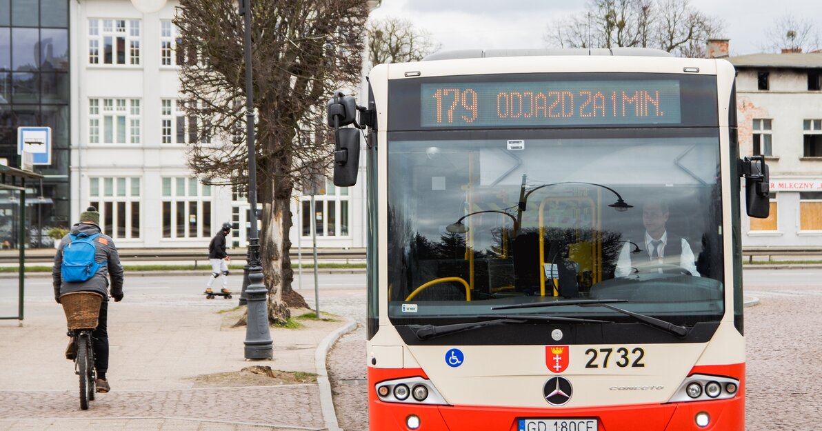 Autobus na pętli w Oliwie, fot. Dominik Paszliński 