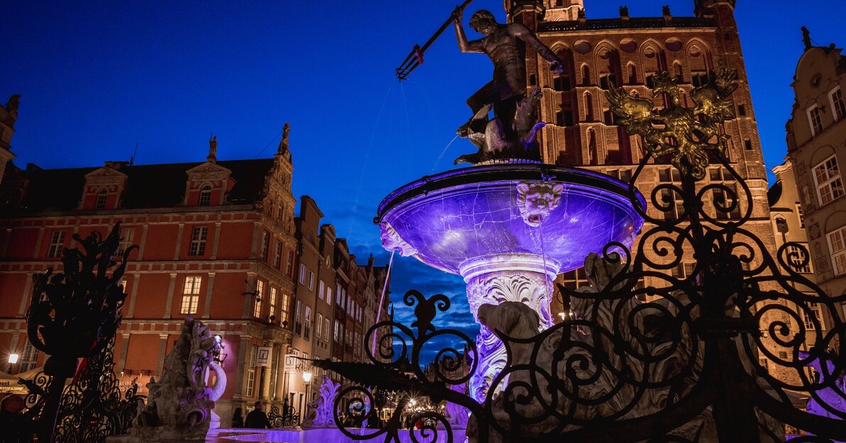 Fioletowa fontanna Neptuna, fot  Dominik Paszliński 