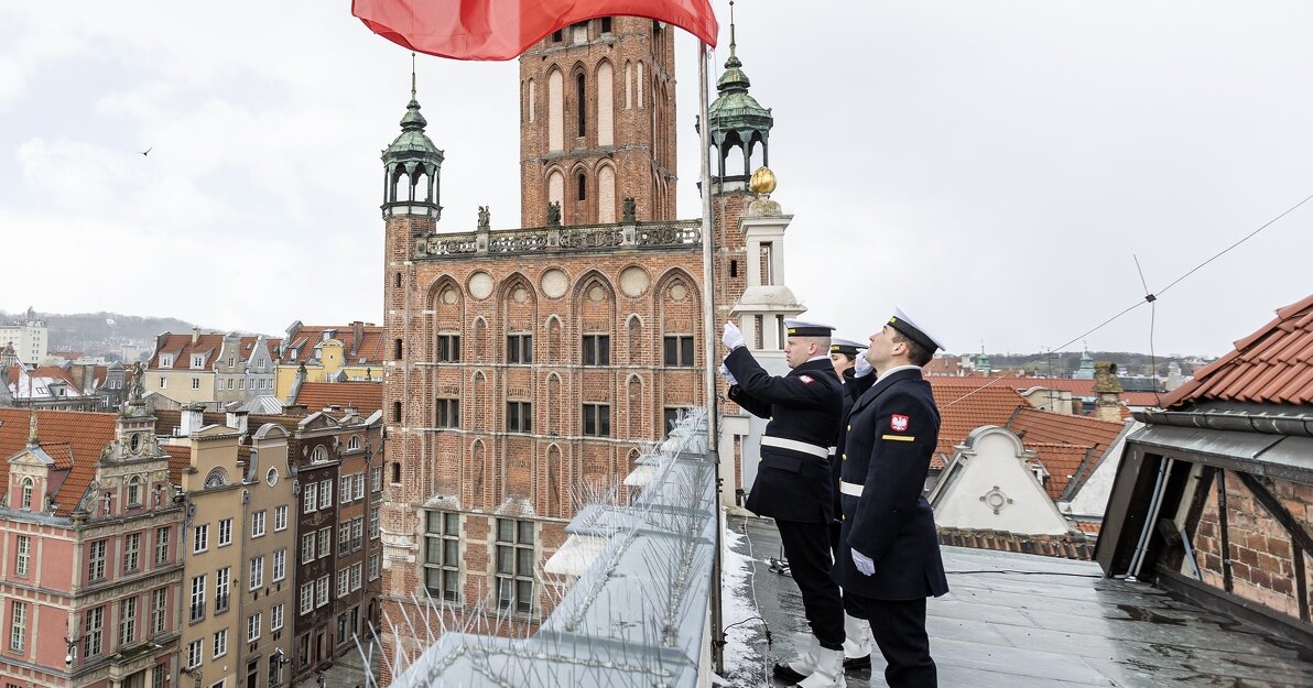 Podniesienie flagi na masz Dworu Artusa, fot  Piotr Wittman