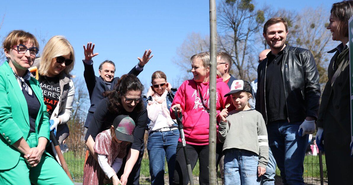 Otwarcie Domu Sąsiedzkiego - sadzenie drzewa