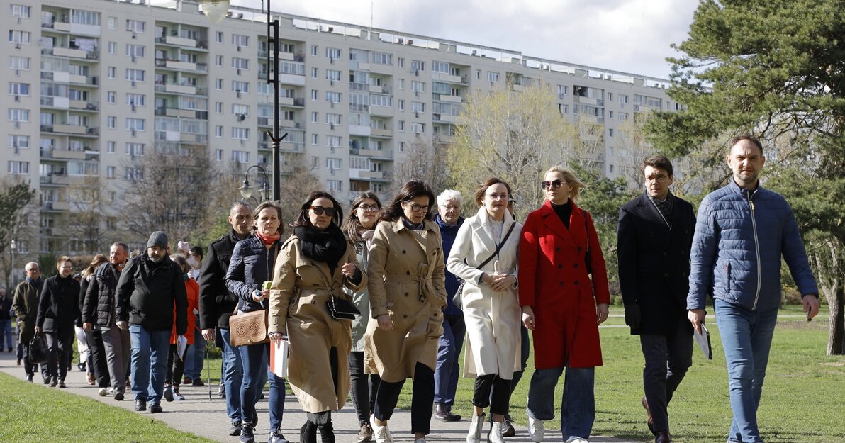 Spacer po dzielnicy z prezydent Gdańska fot  Grzegorz Mehring www gdansk pl (3)