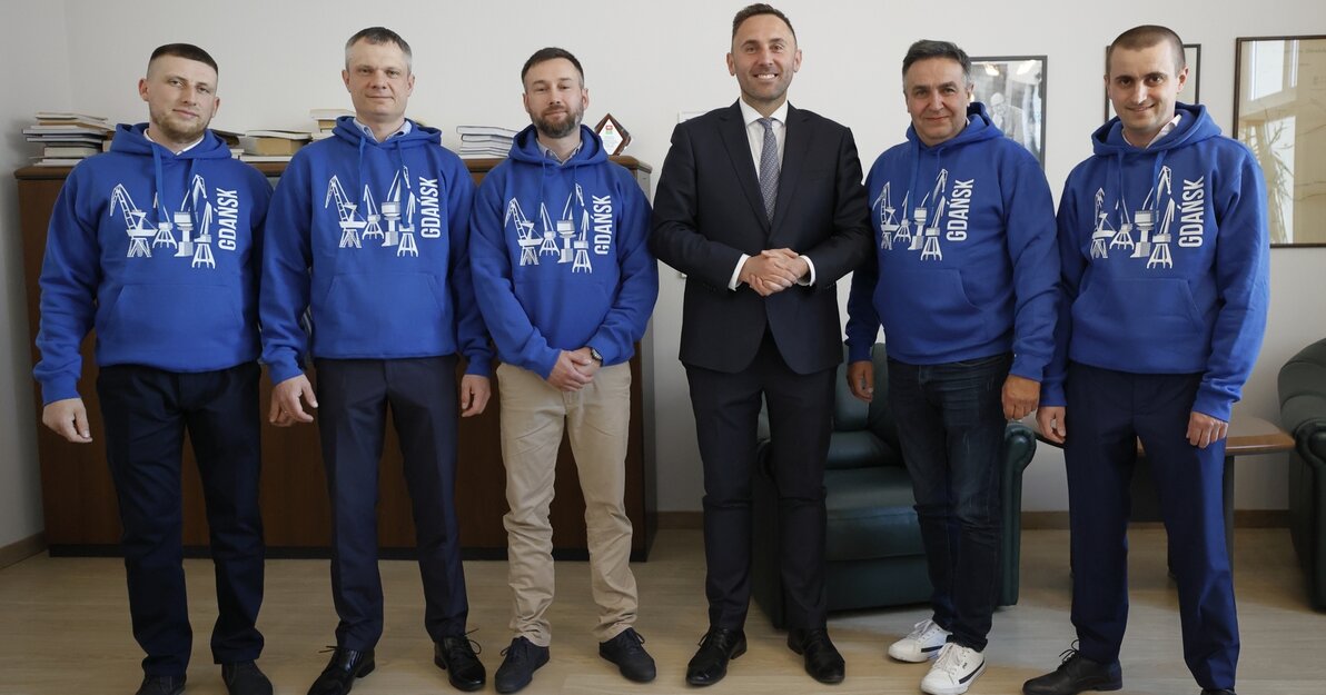 Prezydent Borawski z bohaterskimi kierowcami, fot. Grzegorz Mehring / gdansk.pl 