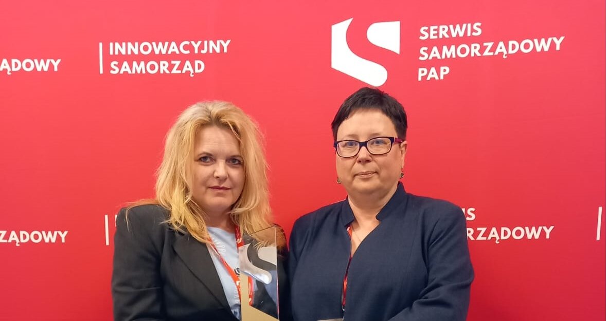 Marzena Kamińska – zastępca dyrektora Wydziału Budżetu Miasta i Podatków i Jolanta Stankiewicz – kierownik Referatu Wymiaru Podatku Od Nieruchomości Osób Fizycznych z nagrodą za Podatkowego Robota.