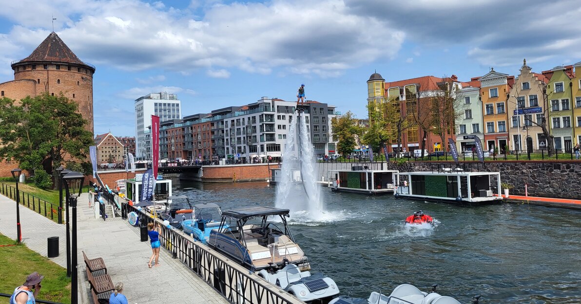 Marina, widok na Most Stągiewny