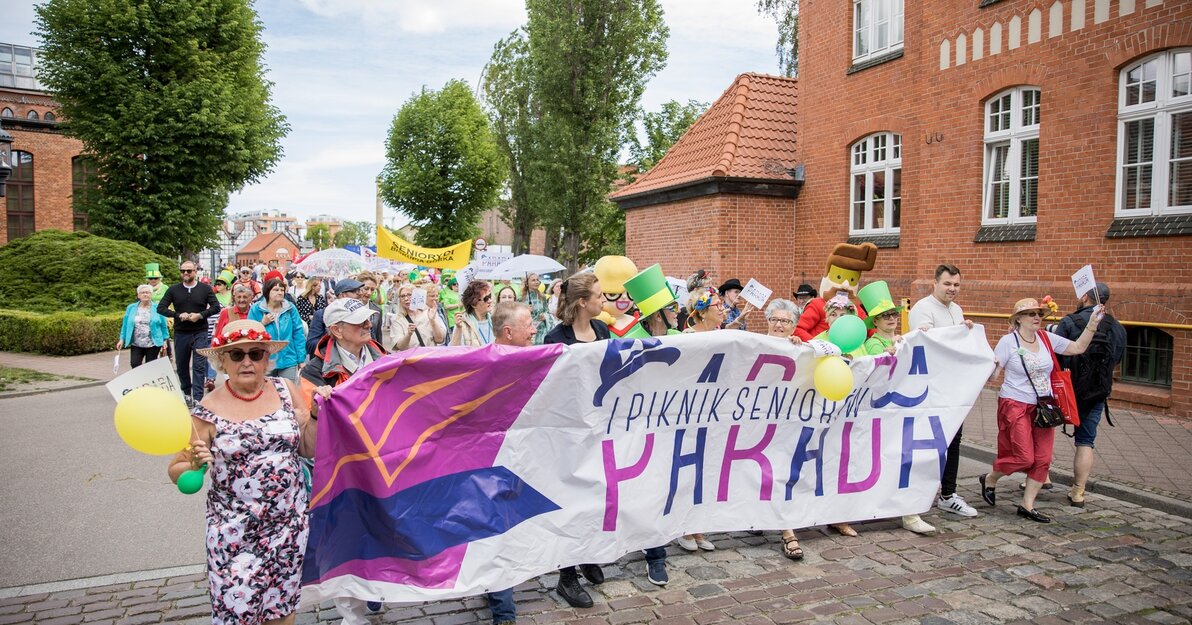 Parada i Piknik Seniorów 2022 w Gdańsku fot  Dominik Paszliński www gdansk pl