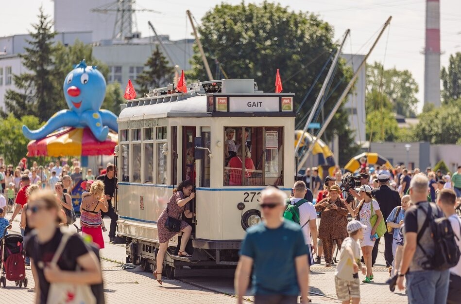 Zabytkowy tramwaj na pikniku rodzinnym z okazji 150 lecia tramwajów w Gdańsku. 