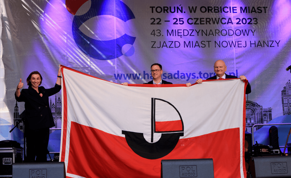 Flagę na ręce Moniki Chabior, zastępczyni prezydenta ds. rozwoju społecznego i równego traktowania, wręczyli Michał Zaleski prezydent Torunia oraz przewodniczący Międzynarodowego Związku Miast Nowej Hanzy, Jan Lindenau.