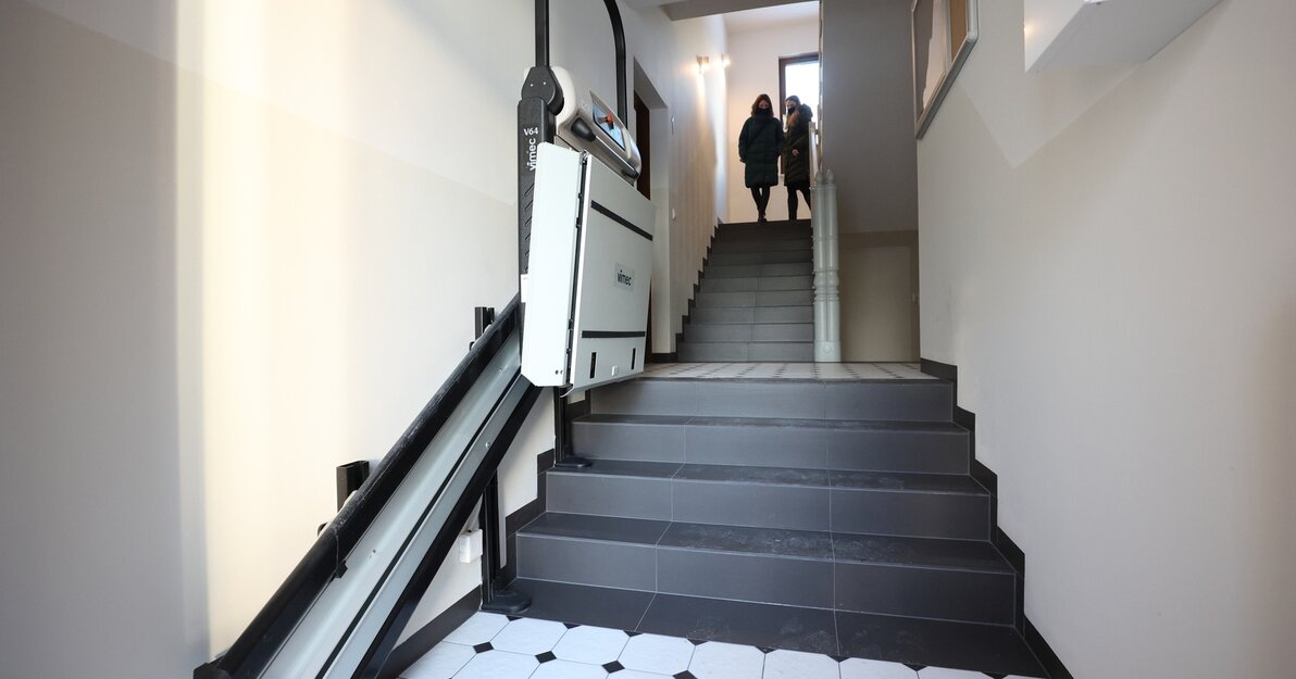 Winda przy schodach to jedno z możliwych rozwiązań architektownicznych