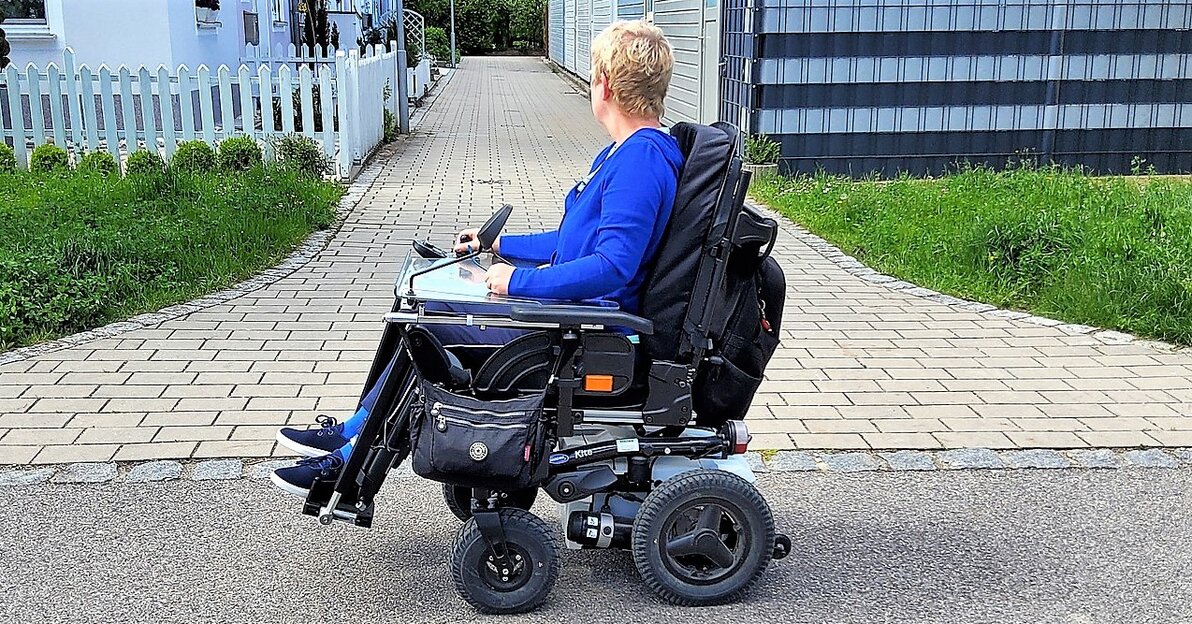 Symboliczna fot  osoby na wózku inwalidzkim - źródło Pixabay (Wuschel-2307)