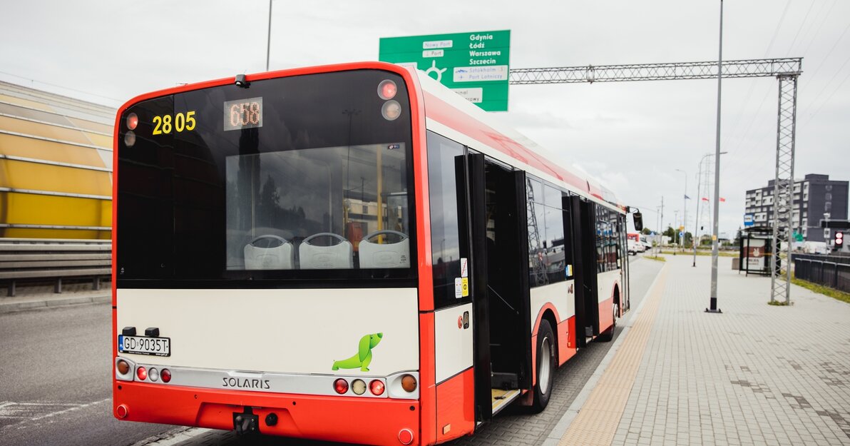 autobus na ulicy Marynarki Polskiej, fot. Dominik Paszliński, www.gdansk.pl 