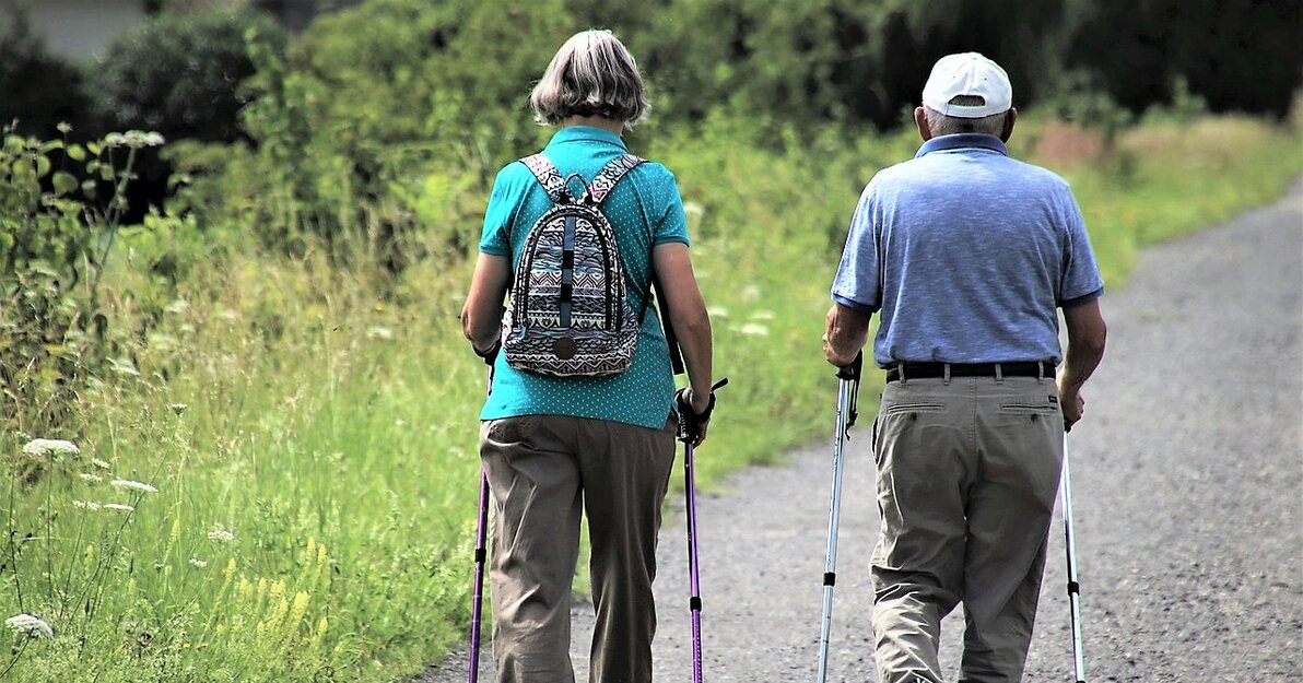 Seniorzy na spacerze - fot  z Pixabay (pasja1000)