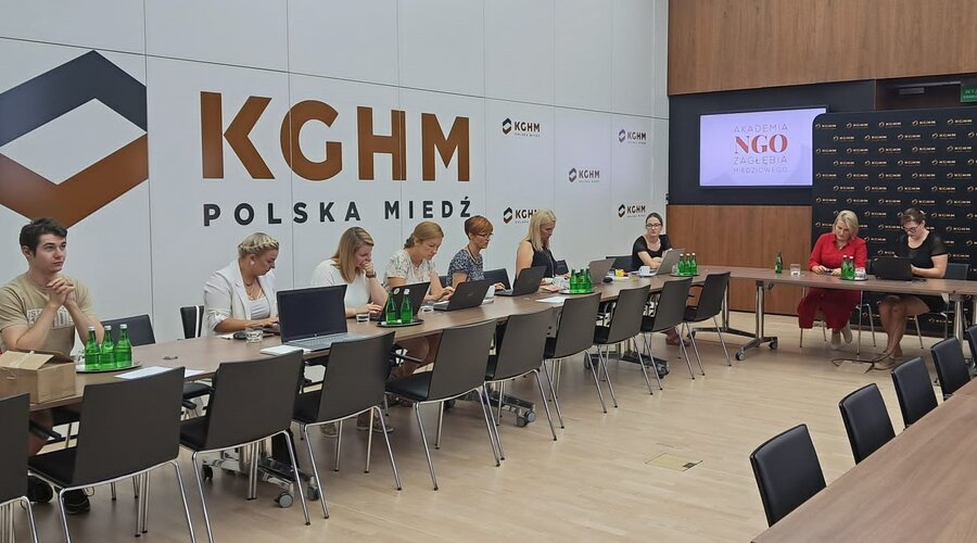Cómo estar seguro en internet: nuevo programa de la Academia NGO, apoyada por KGHM Polska Miedź S.A.