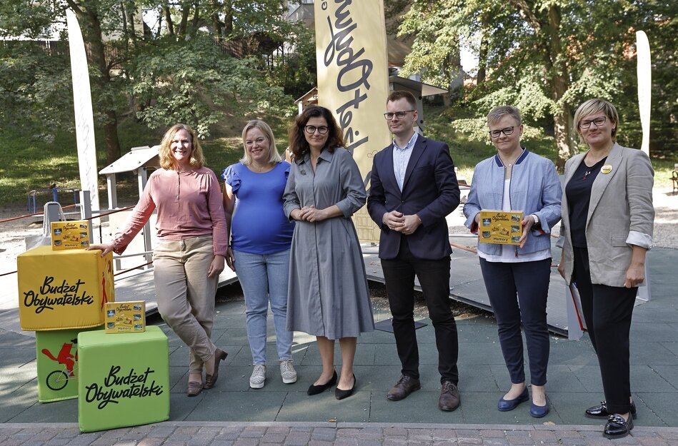 Stoją od lewej: Monika Mazurowska, Katarzyna Czerniewska, Aleksandra Dulkiewicz, Jan Perucki,  Elżbieta Strzelczyk, Sylwia Betlej.