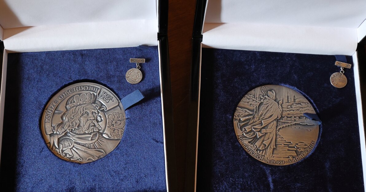 Awersy Medali Św. Wojciecha i Księcia Mściwoja II ułożone w dwóch etui obok siebie 
