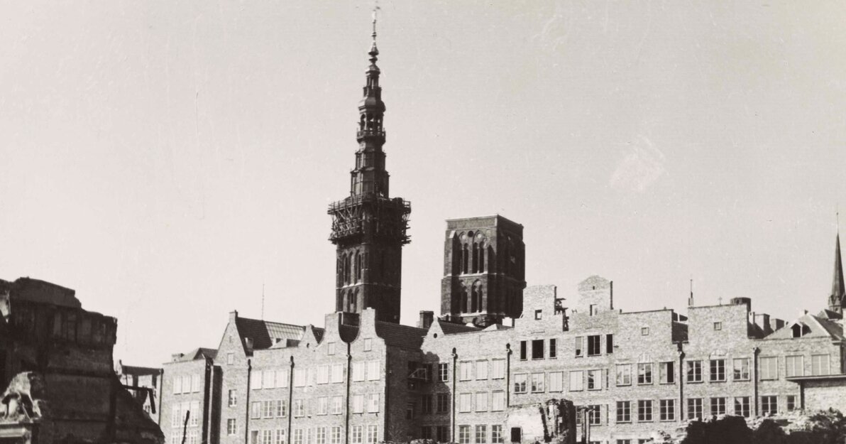 Odbudowa Ratusza Głównego  Miasta, ok  1950 roku, mat  MG