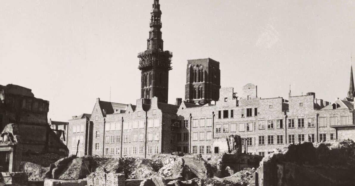 Odbudowa Ratusza Głównego  Miasta, ok  1950 roku, mat  MG