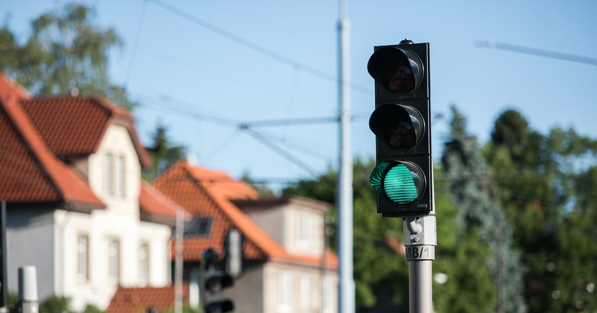 Zielone światło na sygnalizatorze. 