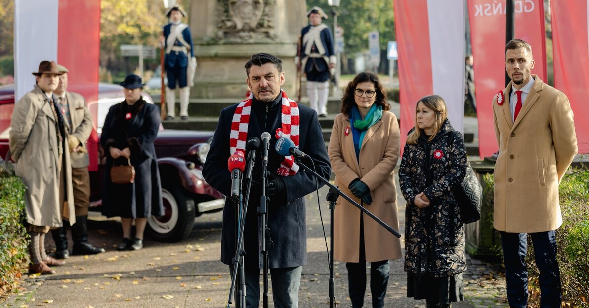 Przy mikrofonie Lech Parell, organizator Parady Niepodległości 