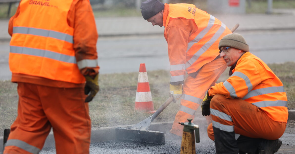 Zimowe zabezpieczanie ubytków na gdańskich drogach, fot. Dominik Paszlinski, gdansk.pl