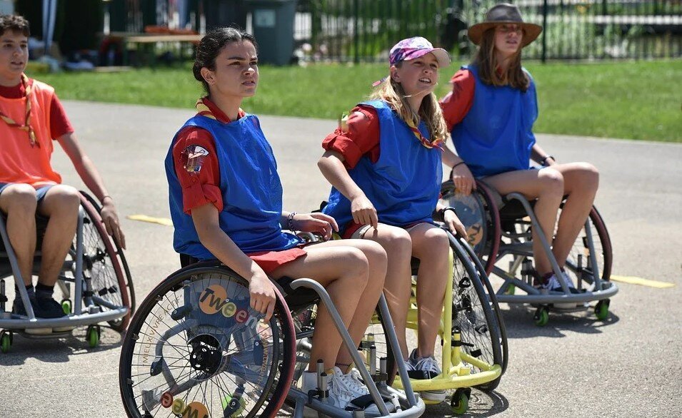 Młodzi ludzie z niepełnosprawnościami - fot  z Pixabay