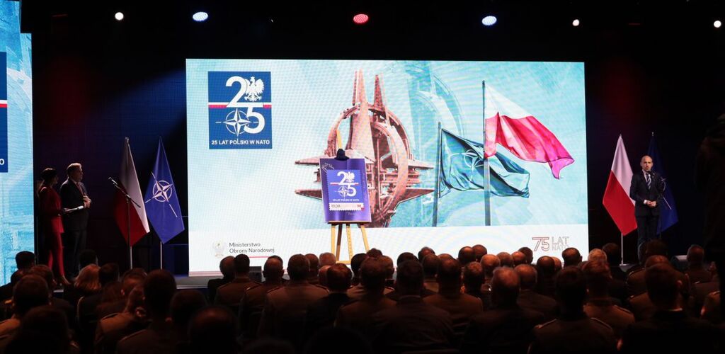 Poczta wprowadza do obiegu znaczek z okazji 25-lecia przystąpienia Polski do NATO w milionowym nakładzie! 