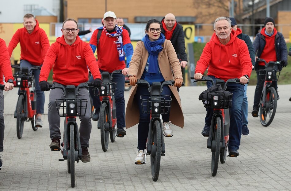 Marcin Skwierawski, Aleksandra Dulkiewicz i Wojciech Szczurek na rowerach Mevo. 