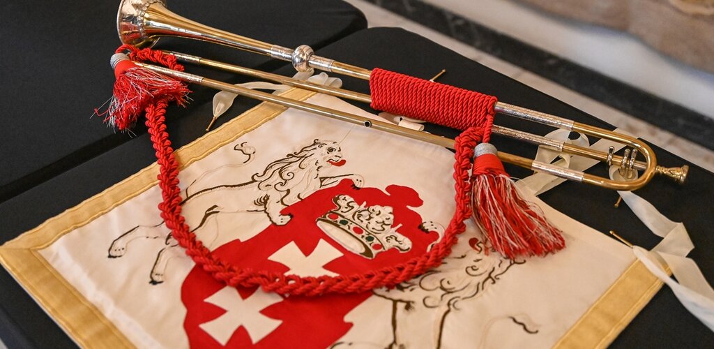 Zdjęcie. Trąbka. Pod nią flaga z herbem Gdańska i dwoma lwami. 