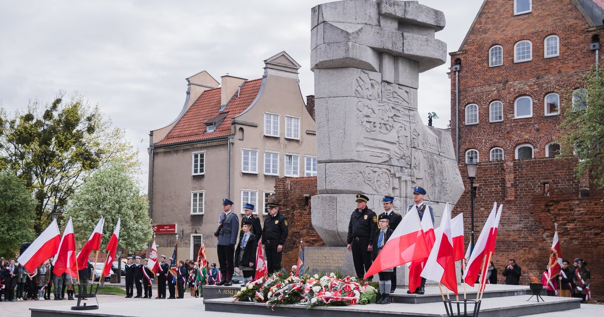 Pomnik Tym co za polskość Gdańska. Uroczystość rocznicy zakończenia II WŚ, fot. D. Paszliński