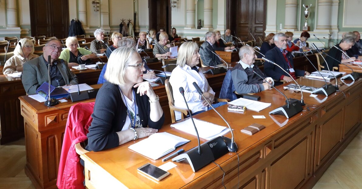 Radni-seniorzy w ławach podczas VI sesji Gdańskiej Rady Seniorów w siedzibie Rady Miasta Gdańska.