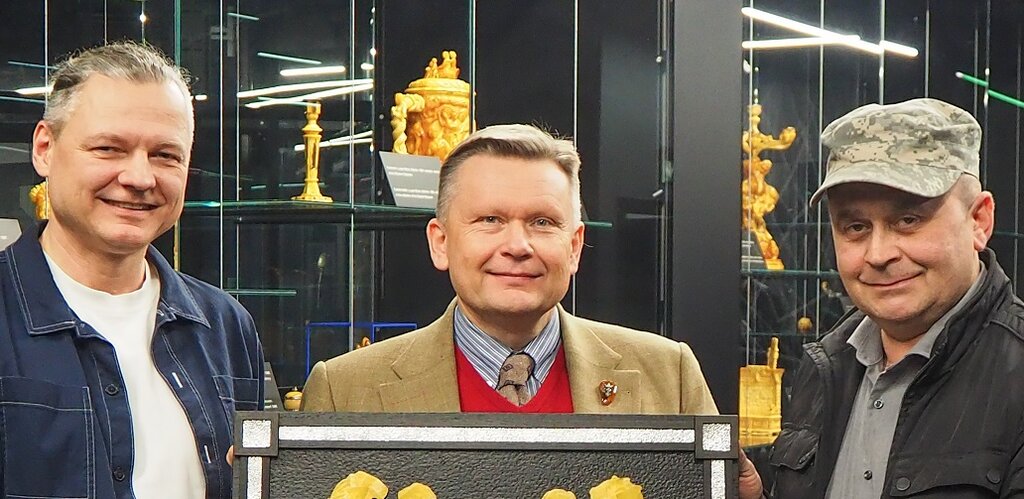 Artur Szyngwelski, Waldemar Ossowski oraz Tomasz Ołdziejewski podczas przekazania herbu do Muzeum Bu