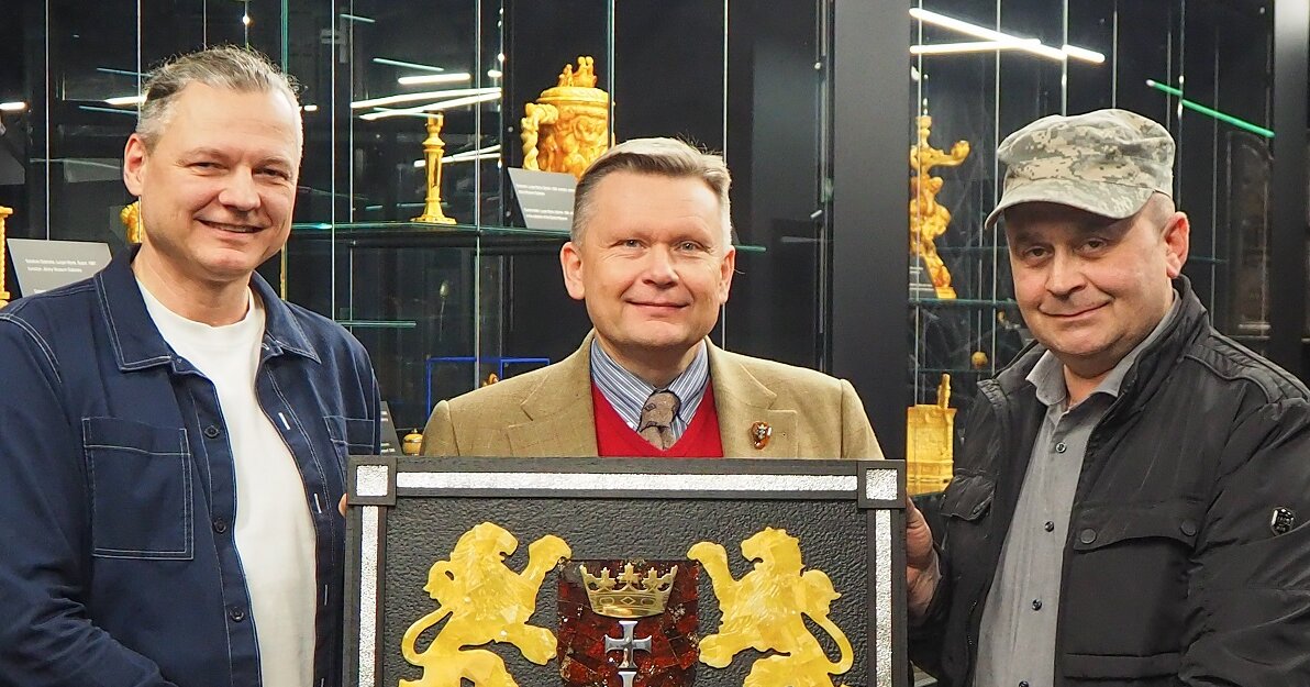 Artur Szyngwelski, Waldemar Ossowski oraz Tomasz Ołdziejewski podczas przekazania herbu do Muzeum Bu