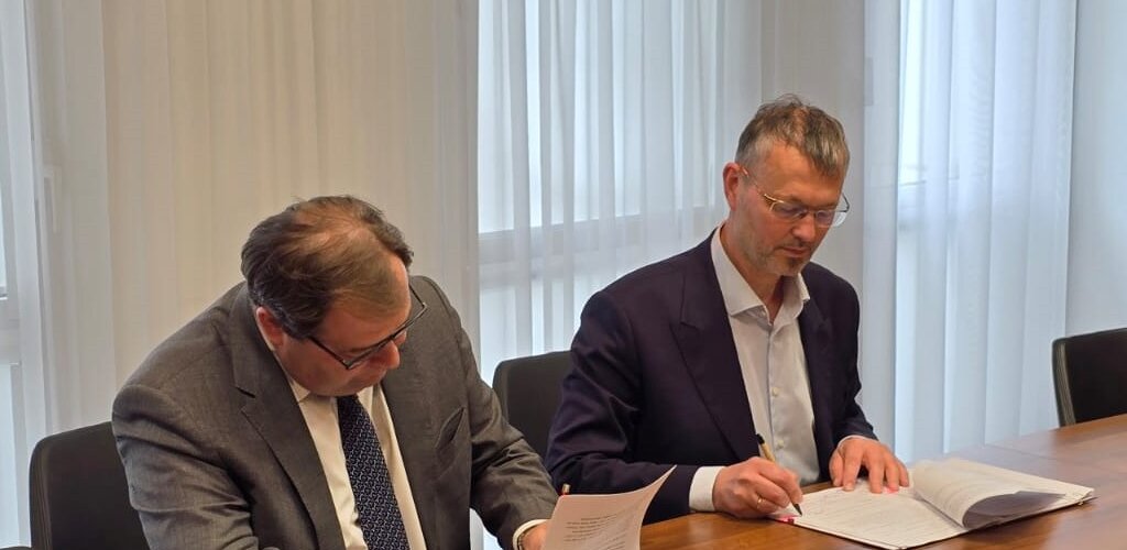 🖋️13 czerwca br. zawarto umowę pomiędzy @MAPGOVPL a @PocztaPolska, dotyczącą wypłaty rekompensaty z tytułu świadczenia tzw. usługi powszechnej w latach 2021-2022. Umowę podpisali @JBartminski oraz @MikoszSebastian. ...