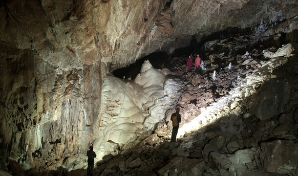 Ha comenzado la construcción de la nueva ruta turística en las denominadas «Partes del Mastodonte»: KGHM CUPRUM implicada en los trabajos en la Cueva del Oso