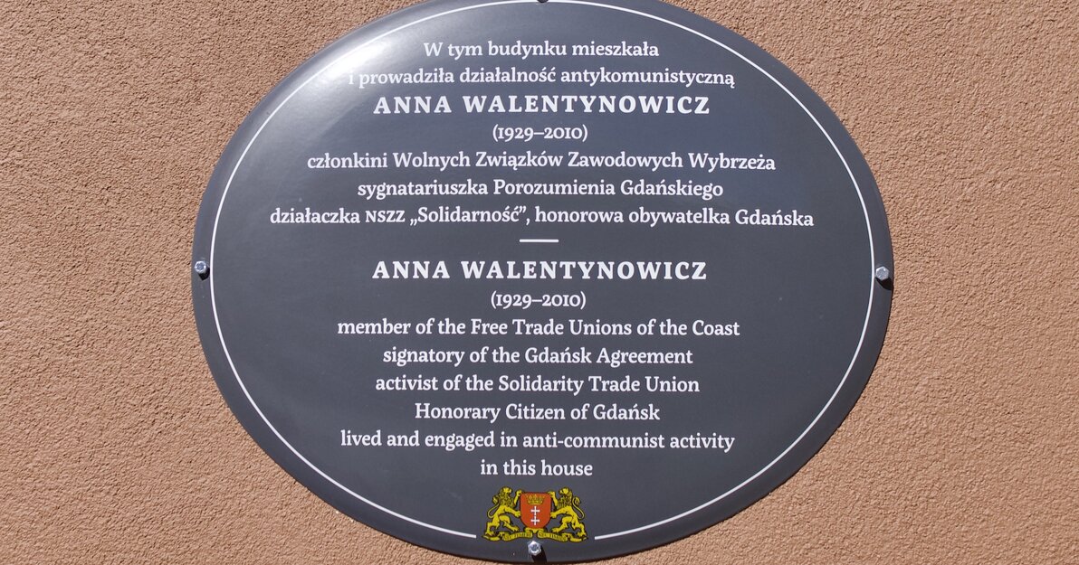 Tablica Anna Walentynowicz, fot  Dominik Paszliński