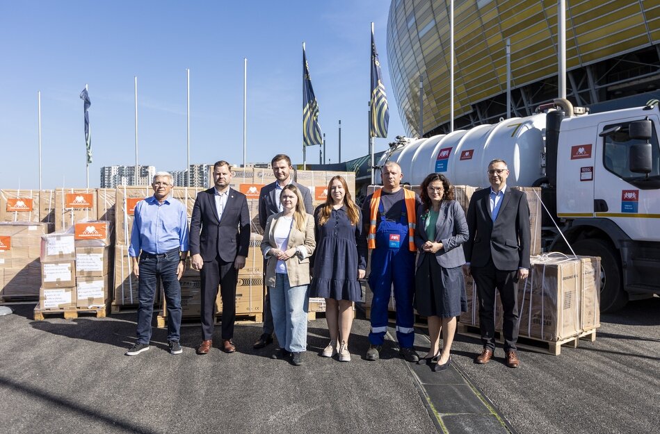 Uczestnicy konferencji. W tle Stadion Polsat Plus Arena. 