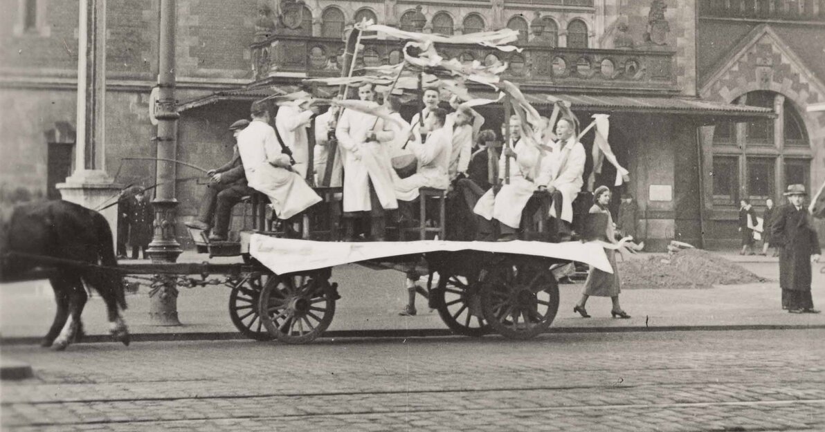 Studenci aerodynamiki w trakcie święta uczelni w 1938 roku, mat. MG