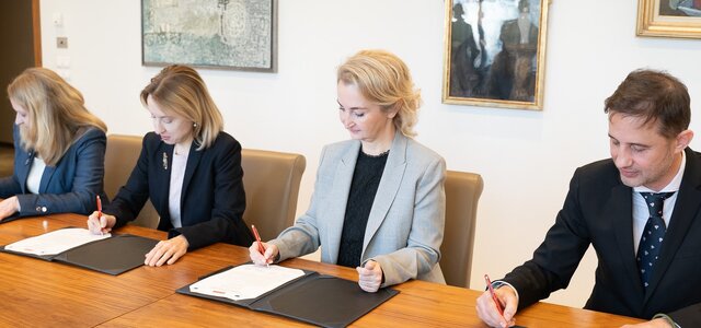 Uroczyste podpisanie umowy między Santander Bank Polska i Grupą EBI
    