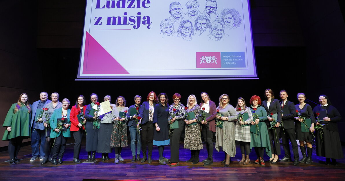 Wszyscy nominowani i laureaci Ludzi z misją i m in  prez  Aleksandra Dulkiewicz, fot  Grzegorz Mehri