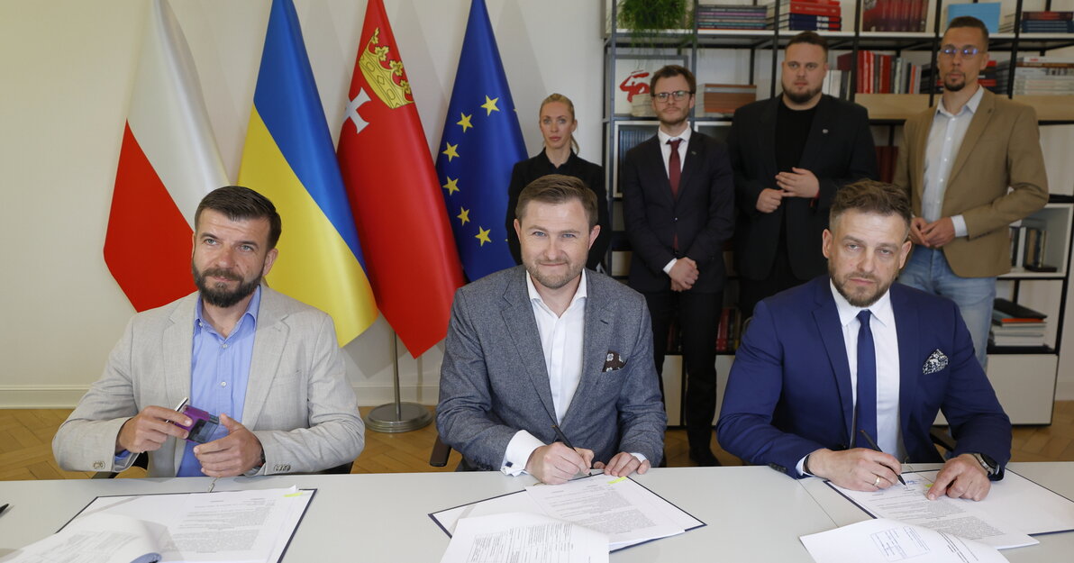 Podpisanie umowy na projekt buspasa na Spacerowej