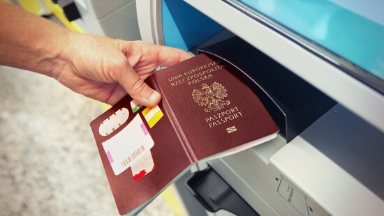 2023 10 11 Skad przylatuja i dokad leca Polacy na czas wyborow 2023 eSky pl (iStock com)
