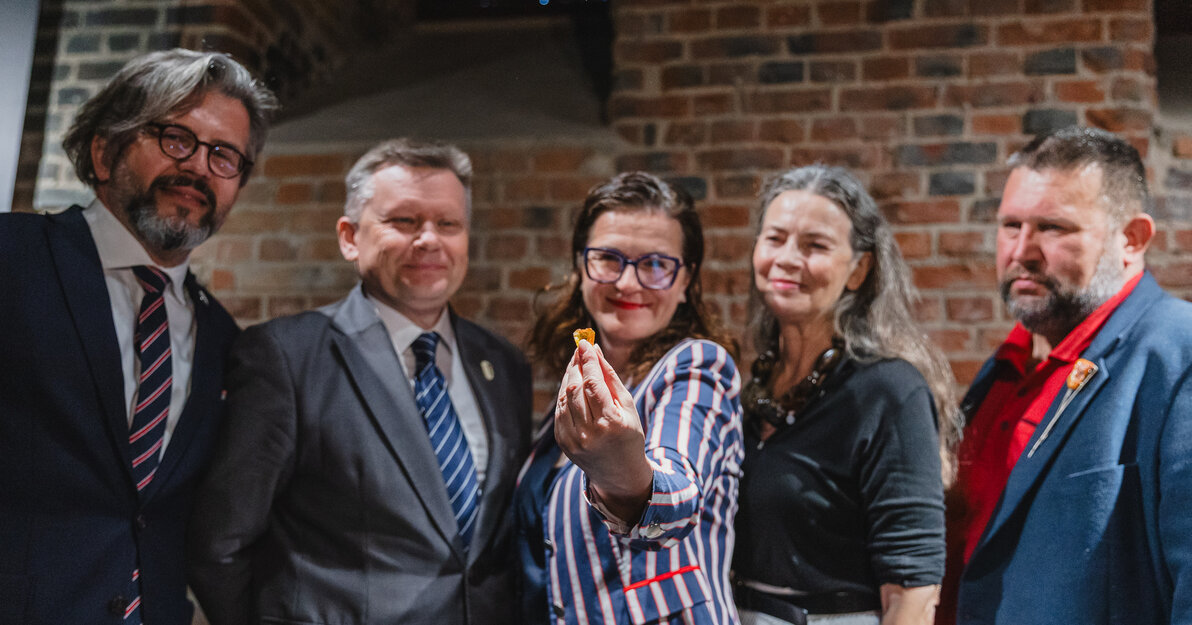 Od lewej stoją: Paweł Golak, dyrektor Hevelianum, Waldemar Ossowski, dyrektor Muzeum Gdańska, Aleksandra Dulkiewicz, prezydent Gdańska, Lidia Popiel, ambasadorka bursztynu i Robert Pytlos, pełnomocnik prezydenta ds. bursztynu, który znalazł bryłkę, która poleci w kosmos. 